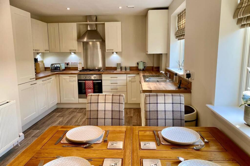 Beautiful 2 Bedroom, 2 Bathroom Flat With Parking. Pitlochry Εξωτερικό φωτογραφία