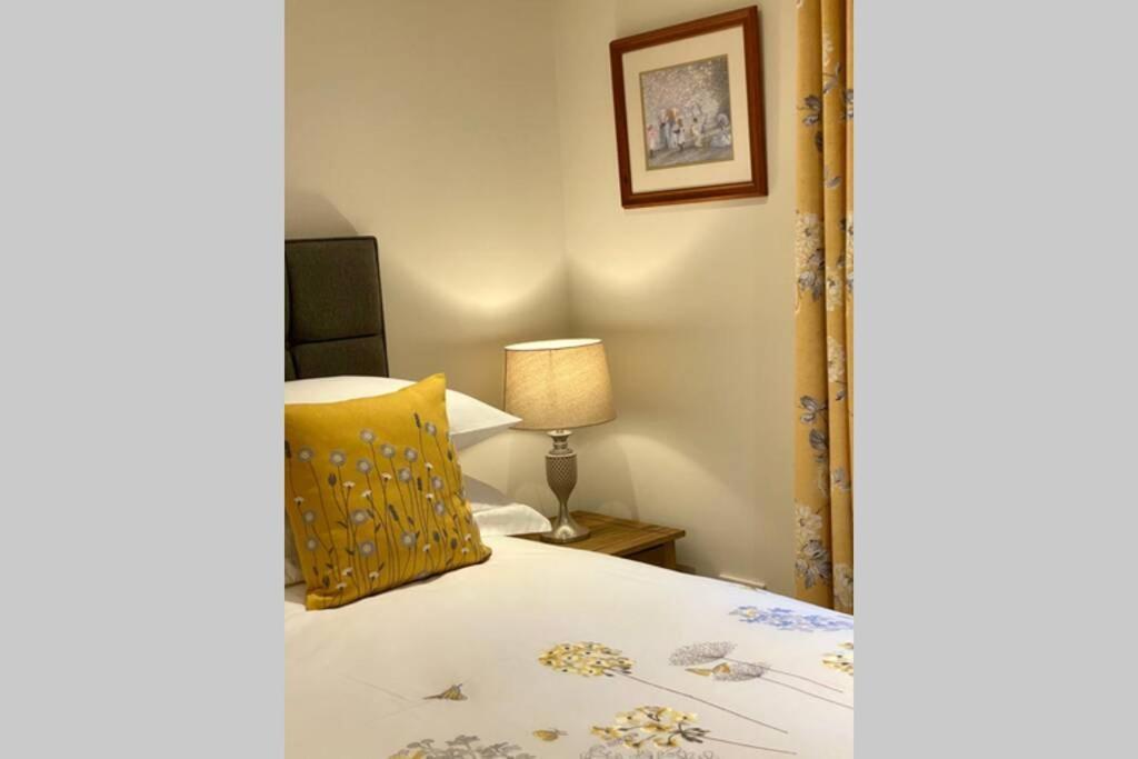 Beautiful 2 Bedroom, 2 Bathroom Flat With Parking. Pitlochry Εξωτερικό φωτογραφία