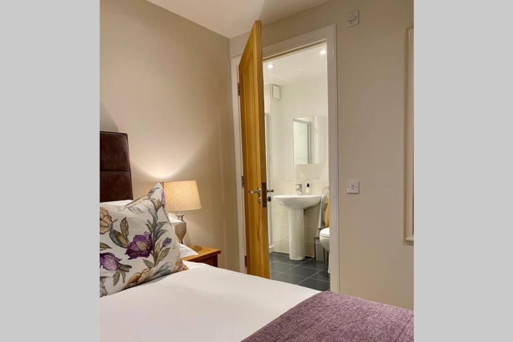 Beautiful 2 Bedroom, 2 Bathroom Flat With Parking. Pitlochry Εξωτερικό φωτογραφία