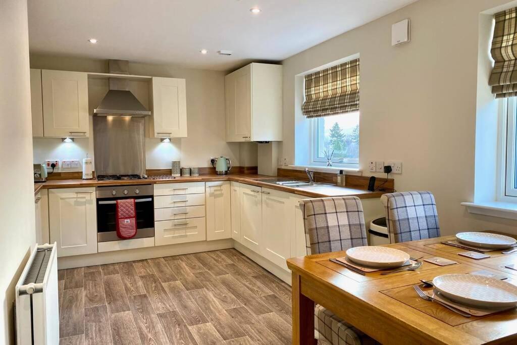 Beautiful 2 Bedroom, 2 Bathroom Flat With Parking. Pitlochry Εξωτερικό φωτογραφία