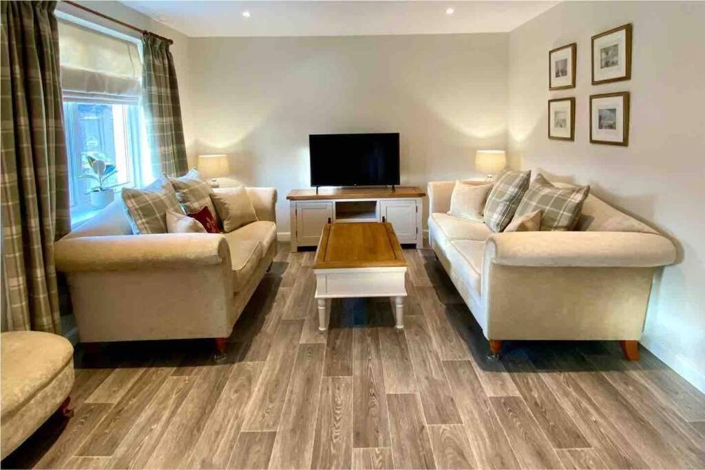 Beautiful 2 Bedroom, 2 Bathroom Flat With Parking. Pitlochry Εξωτερικό φωτογραφία