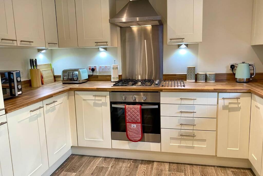 Beautiful 2 Bedroom, 2 Bathroom Flat With Parking. Pitlochry Εξωτερικό φωτογραφία